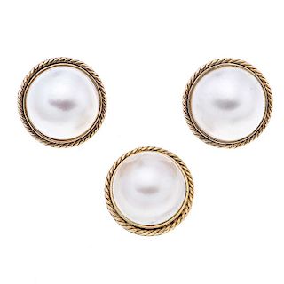 Prendedor y par de aretes con medias perlas en oro amarillo de 14K. 3 medias perlas cultivadas color blanco de 18 mm. Peso: 23.8...
