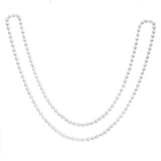 Collar con perlas. 130 perlas cultivadas color blanco de 6 mm. Peso: 47.5 g.