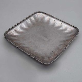 Centro. México, siglo XX. Diseño cuadrangular. Elaborado en plata Sterling, Ley 0.925. Decorado con motivos prensados. Peso: 474 g.