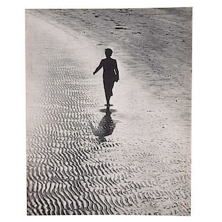 ALFRED EISENSTAEDT. Girl Walking on Sands Fotograbado. Impreso en los EE. UU. CA 1930. 31 x 25 cm