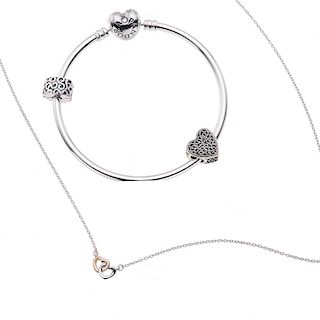 Collar, pulsera y dos charms en plata .925 de la firma Pandora. Peso: 15.4 g.