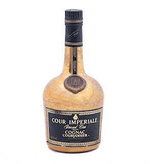 Courvoisier. Cour Imperiale.Coganac. Francia. De los años 60's  y con recubrimiento de hoja de oro en la botella.