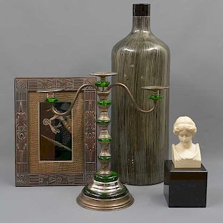 Lote mixto de 4 piezas. Siglo XX. Consta de Candelabro en metal plateado, anónimo saxofón, botella de cerámica y busto de dama.