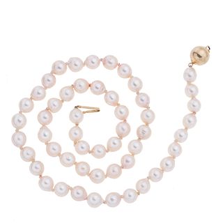 Collar de un hilo con perlas. 52 perlas cultivadas color blanco de 7 mm. Broche oro amarillo de 4k. Peso:29.9 g.