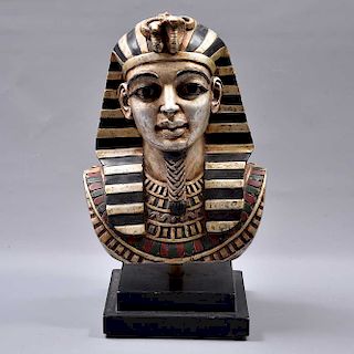Busto de Tutankamón. Siglo XX. En talla de madera policromada. Con esmalte dorado y plateado.