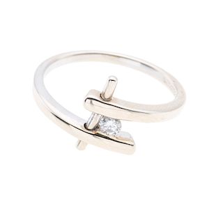 Anillo con diamante en oro blanco de 14k. 1Diamante corte brillante ~ 0.10 ct Talla anillo 7. Peso: 2.9 g.