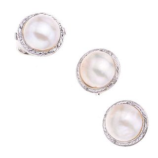 Anillo y par de aretes con medias perlas diamantes en plata paladio. 3 medias perlas cultivadas color crema de 15 mm. 12 acentos...