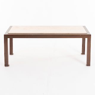 Mesa de centro. SXX. En talla de madera. Con cubierta rectangular de mármol blanco y soportes lisos. Decorada con elementos orgánicos.
