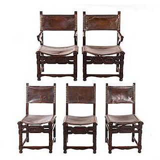 Lote de 2 sillones y 3 sillas. Francia. Siglo XX. En talla de madera de roble. Con respaldos semiabiertos y asientos de piel.