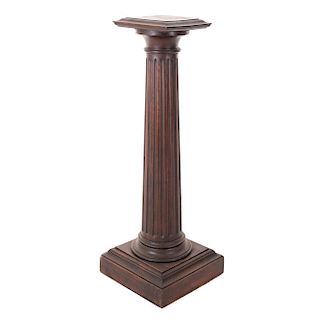 Pedestal. Francia. Siglo XX. En talla de madera de roble. Con cubierta cuadrangular, fuste a manera de columna dórica y soporte liso.