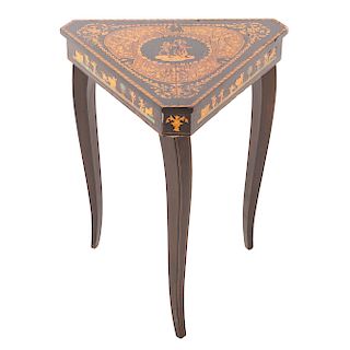 Mesa-costurero, Siglo XX. En talla de madera. Con cuiberta triangular abatible y soportes semicurvos. Decorada con esmalte dorado.