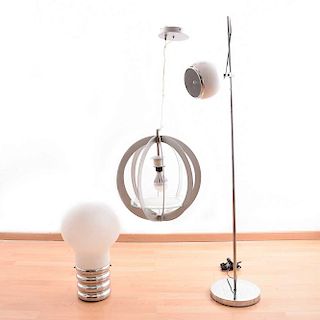 Lote de 3 lámparas. Siglo XX. Elaboradas en metal y cristal. Electrificada para una luz. Consta de Lámpara de piso, de techo y de mesa.