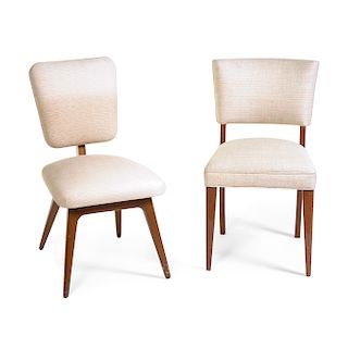 Juego de 2 sillas. Siglo XX. Estilo Danés. Elaboradas en madera tallada. Con respaldo y asientos en tapicería beige.
