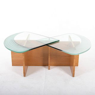 Mesa de centro. Siglo XX. En talla de madera. Con 2 cubiertas de cristal semicirculares y base compuesta.