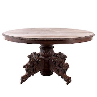 Mesa-pedestal. Francia. Siglo XX. Estilo Enrique II. En talla de madera de roble. Con cubierta oval, fuste compuesto.