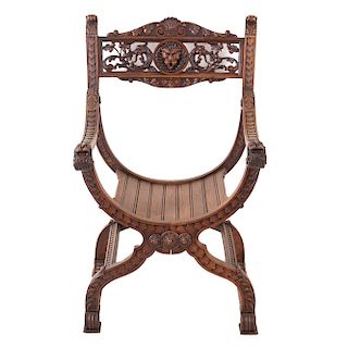 Curul. Francia. Siglo XX. En talla de madera de nogal. Con respaldo semiabierto, asiento de madera, fustes curvos.
