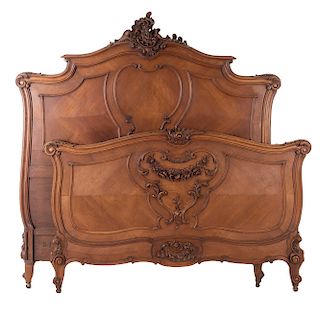 Cama matrimonial. Francia. Siglo XX. Estilo Luis XV. En talla de madera de nogal. Con cabecera, piecera, 2 largueros.