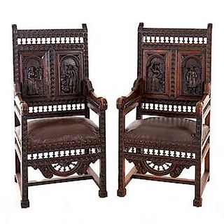 Par de sillones. Francia. Siglo XX. Estilo Bretón. En talla de madera de roble. Con respaldos semiabiertos, asientos de piel.