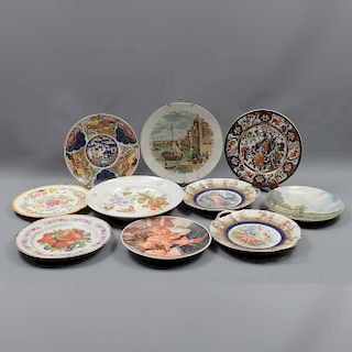 Lote mixto de 10 platos decorativos. Diferentes orígenes. Siglo XX. Diferentes diseños. Elaborados en porcelana de diferente marcas.