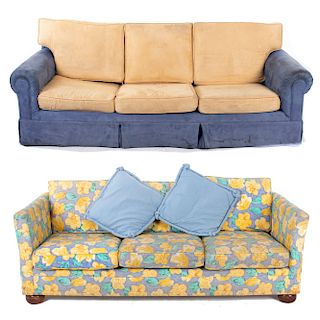 Lote de 2 sofás de 3 plazas. Siglo XX. Con estructuras de madera tallada. Tapicerías de tela, una floreada y otra azul con amarillo.