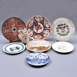 Lote mixto de 8 piezas. Siglo XX. Consta de: 7 platos decorativos, 6 de porcelana, 1 de madera y árbol de cuarzo.
