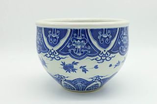 BLUE AND WHITE PLANTER, 17/18TH C.