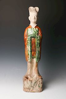 CHINESE SANCAI GLAZE IMPERIAL ATTENDANT FIGURE, TANG DYNASTY