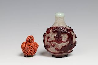 PEKING GLASS SNUFF BOTTLE AND A CORAL BEAD HAT FINIAL