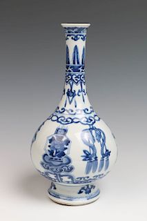 RARE EXPORT BLUE AND WHITE BOTTLE VASE, KANGXI PERIOD (1662-1722)