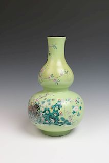 FAMILLE ROSE LIME GREEN DOUBLE GOURD VASE, REPUBLICAN PERIOD