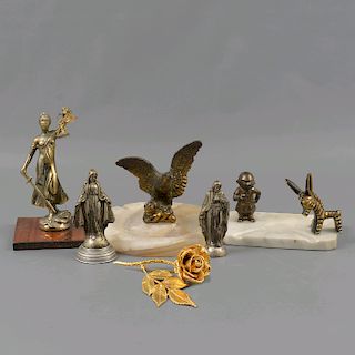 Lote de 7 figuras decorativas. México. Principios del SXX. Elaboradas en antimonio dorado y metal plateado. 2 con base de travertino.