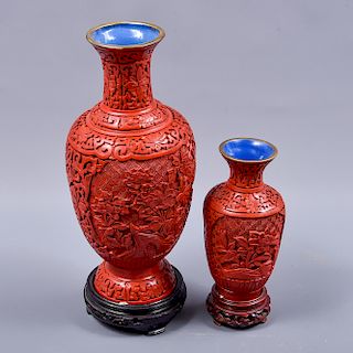 Par de jarrones. China. Siglo XX. Elaborados en porcelana y laca de cinabrio. Con base de madera tallada.