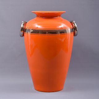 Jarrón Siglo XX. Elaborado en cerámica color naranja. Acabado brillante. Con esmalte plateado.
