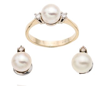 Anillo y par de aretes con perlas y diamantes en oro amarillo de 18k. 3 perlas cultivadas color blanco de 8 mm.