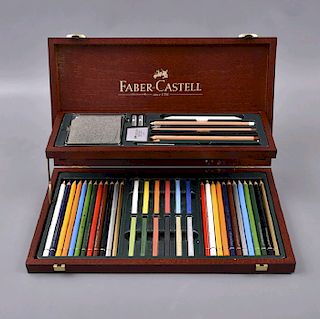 Juego de lápices de colores y pasteles. Alemania. Siglo XX. Marca Faber-Castell. Consta de: 18 lápices de colores, 20 pasteles.