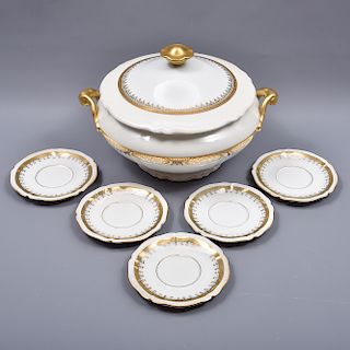 Sopera y lote de 5 platos. Francia. Siglo XX. Elaborados en porcelana Limoges. Decorados con esmalte dorado y elementos orgánicos.