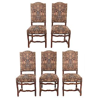 Lote de 5 sillas. Francia. Siglo XX. En talla de madera de roble. Con respaldos cerrados y asientos en tapicería tipo gobelino.
