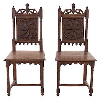 Par de sillas. Francia. Siglo XX. En talla de madera de nogal. Con respaldo semiabierto, asientos de madera, fustes torsales...