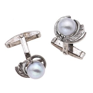 Par de mancuernillas con perlas en plata .925. 2 perlas color gris de 8 mm. Peso: 7.6 g.