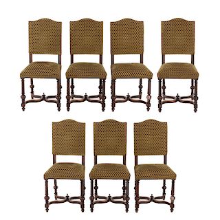 Lote de 7 sillas. Francia. Siglo XX. Estilo Enrique II. En talla de madera de nogal. Con respaldos semiabiertos y asientos en tapicería