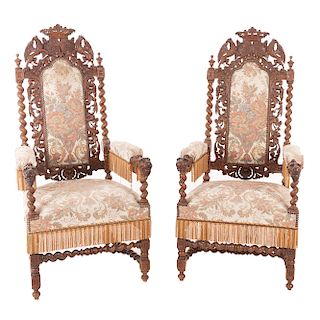 Sillones. Francia. Siglo XX. En talla de madera de roble. Con respaldos cerrados y asientos en tapicería color beige.