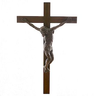 Carlos Dublan. "Cristo muerto". Elaborado en bronce. Con cruz en talla de madera. Incluye catálogo.