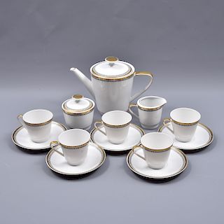Juego de té. Alemania. Siglo XX. Para 5 personas. Elaborados en porcelana Bavaria, Waldershof. Decorados con esmlate dorado.