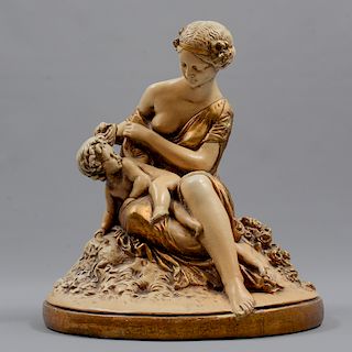 Eros y Psique. Origen europeo. Siglo XX. Elaborado en resina. Decorada con esmalte dorado y elementos florales.