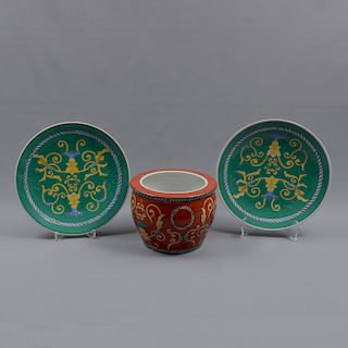 Pecera y 2 platos decorativos. Origen oriental. Siglo XX. Elaborados en cerámica. Decorados con elementos vegetales, florales.