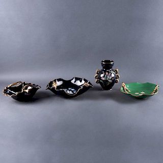 Lote de centros de mesa y jarrón. Italia,S.XX. Elaborados en cerámica vidriada verde y azul cobalto con filos en esmalte dorado.Pz:4