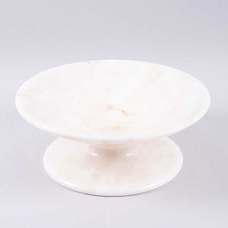 Frutero. Siglo XX. Elaborado en alabastro. Diseño cónico. 12 x 31 cm de diámetro.