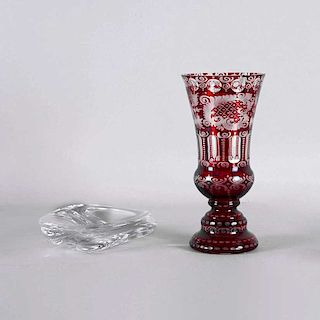 Florero y cenicero. Bélgica y Checoslovaquia,S.XX. Elaborados en cristal transparente Val Saint Lambert y cristal de Bohemia rojo.Pz: 2