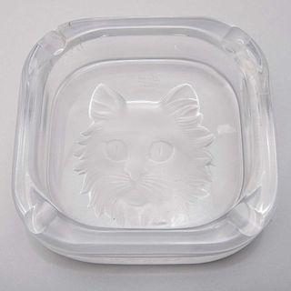 Cenicero. Francia, siglo XX. Diseño cuadrangular con grabado de gato en el fondo. Elaborado en cristal opaco y claro Sevres.