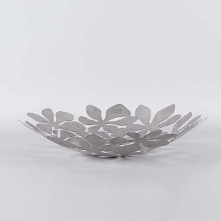 Centro de mesa. Siglo XX.Diseño de Monika Mulder. Elaborado en metal plateado. Diseño floral. Decorado con motivos lobulados y calados.